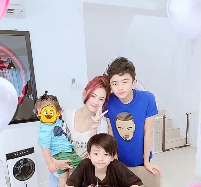 父女情深!張柏芝罕曬與爸爸合影,依偎在爸爸肩膀上像小女孩兒,畫面超甜
