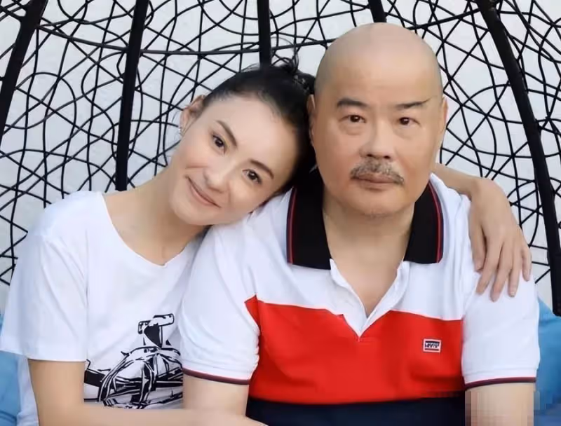 父女情深!張柏芝罕曬與爸爸合影,依偎在爸爸肩膀上像小女孩兒,畫面超甜