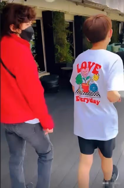 父女情深!張柏芝罕曬與爸爸合影,依偎在爸爸肩膀上像小女孩兒,畫面超甜
