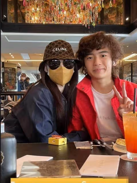 父女情深!張柏芝罕曬與爸爸合影,依偎在爸爸肩膀上像小女孩兒,畫面超甜