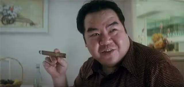 同是鄭則仕呂良偉主演，《跛豪》鋃鐺入獄，這部電影原型人物卻能全身而退，「二代跛豪」迎娶「小結巴」