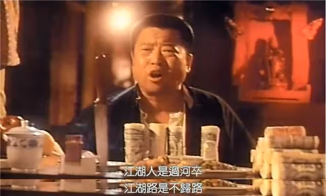 同是鄭則仕呂良偉主演，《跛豪》鋃鐺入獄，這部電影原型人物卻能全身而退，「二代跛豪」迎娶「小結巴」