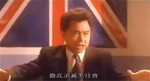 同是鄭則仕呂良偉主演，《跛豪》鋃鐺入獄，這部電影原型人物卻能全身而退，「二代跛豪」迎娶「小結巴」