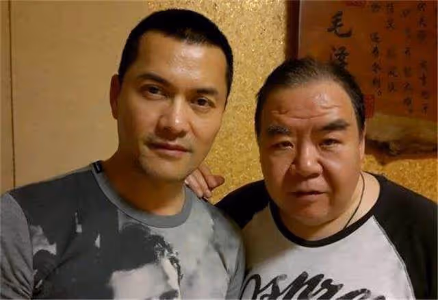 同是鄭則仕呂良偉主演，《跛豪》鋃鐺入獄，這部電影原型人物卻能全身而退，「二代跛豪」迎娶「小結巴」