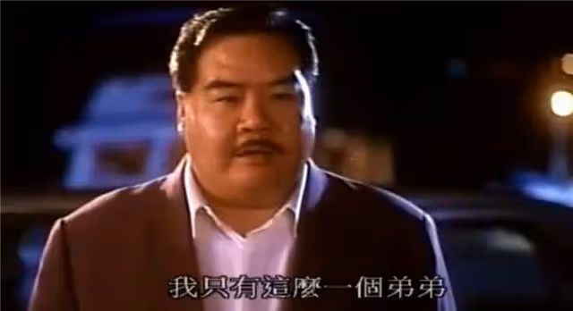 同是鄭則仕呂良偉主演，《跛豪》鋃鐺入獄，這部電影原型人物卻能全身而退，「二代跛豪」迎娶「小結巴」