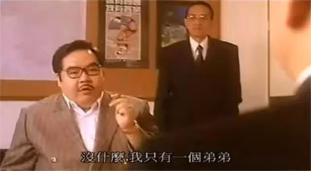 同是鄭則仕呂良偉主演，《跛豪》鋃鐺入獄，這部電影原型人物卻能全身而退，「二代跛豪」迎娶「小結巴」