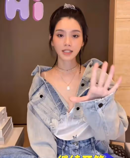 奚夢瑤曬貴婦生活，購買5件睡衣花2萬元，穿弔帶大幅度動作險走光