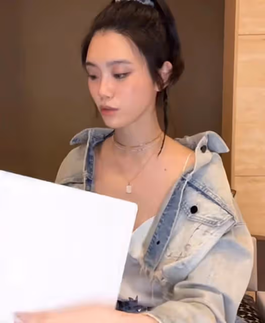 奚夢瑤曬貴婦生活，購買5件睡衣花2萬元，穿弔帶大幅度動作險走光