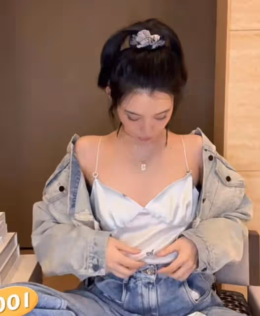奚夢瑤曬貴婦生活，購買5件睡衣花2萬元，穿弔帶大幅度動作險走光