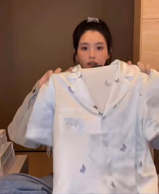 奚夢瑤曬貴婦生活，購買5件睡衣花2萬元，穿弔帶大幅度動作險走光