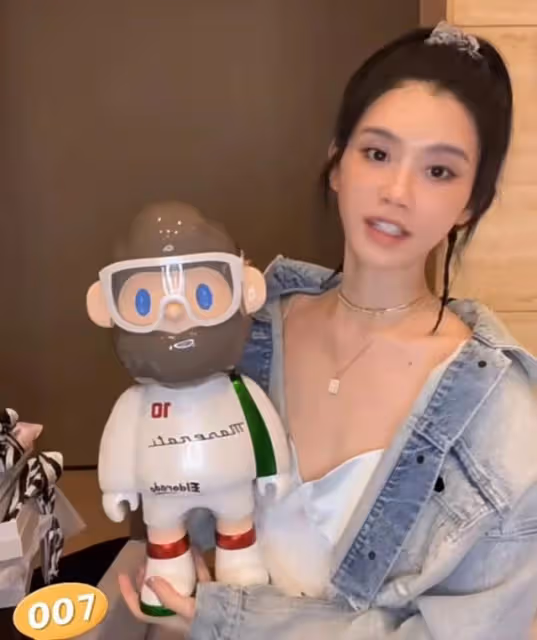 奚夢瑤曬貴婦生活，購買5件睡衣花2萬元，穿弔帶大幅度動作險走光