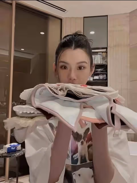 奚夢瑤曬貴婦生活，購買5件睡衣花2萬元，穿弔帶大幅度動作險走光