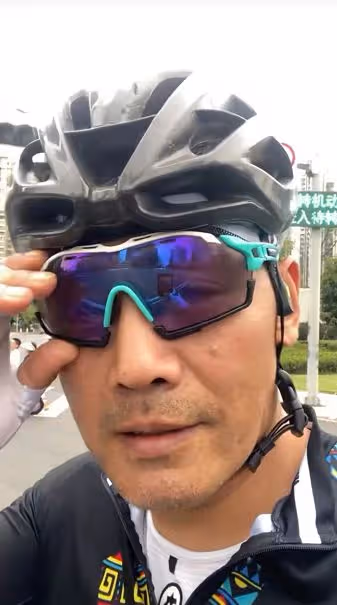 54歲邵兵近照老太多，街頭騎行無人識，送女兒去國外生活很愜意