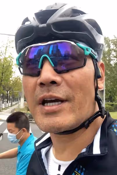 54歲邵兵近照老太多，街頭騎行無人識，送女兒去國外生活很愜意