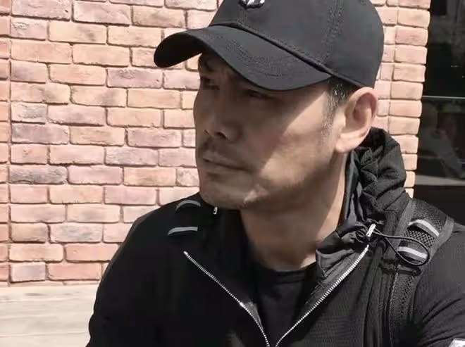 54歲邵兵近照老太多，街頭騎行無人識，送女兒去國外生活很愜意