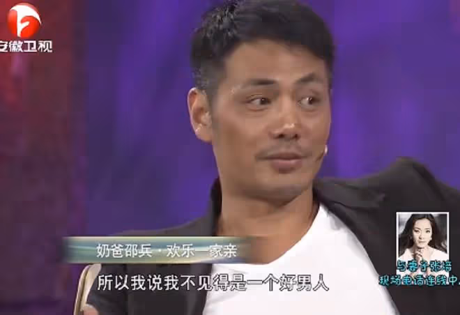 54歲邵兵近照老太多，街頭騎行無人識，送女兒去國外生活很愜意