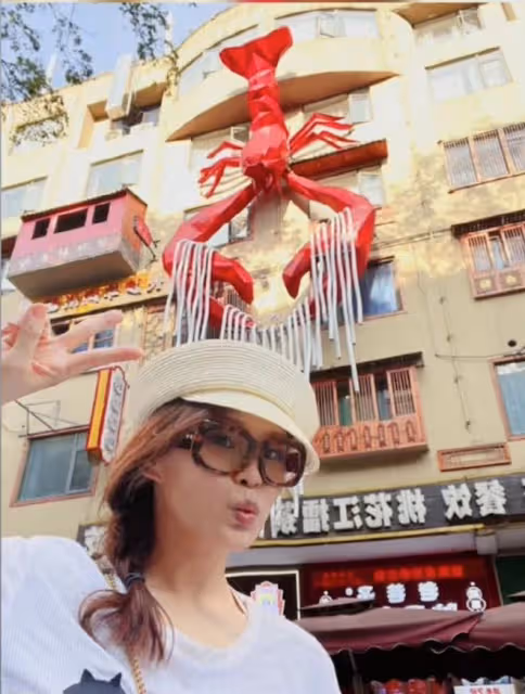 45歲台星周蕙現身內地，逛吃路邊小店無人識，一改濃妝模樣變化大
