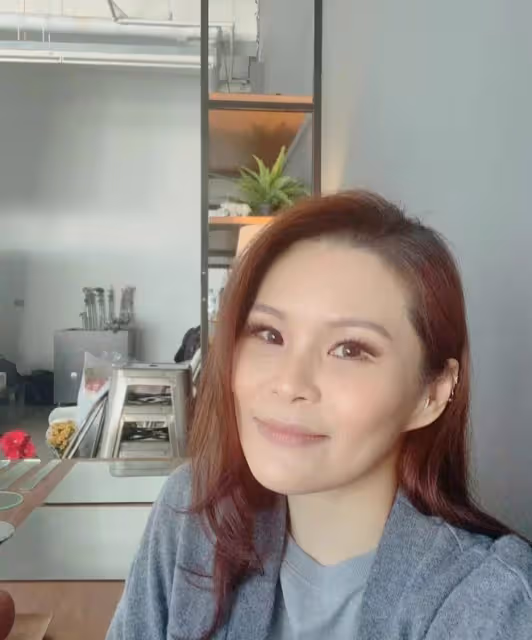 45歲台星周蕙現身內地，逛吃路邊小店無人識，一改濃妝模樣變化大