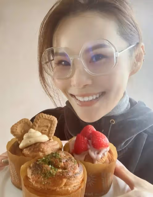 45歲台星周蕙現身內地，逛吃路邊小店無人識，一改濃妝模樣變化大