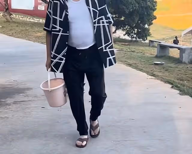 演員林威鄉下喂豬，穿拖鞋挺大肚腩，拎水桶四處晃悠宛如農村大叔
