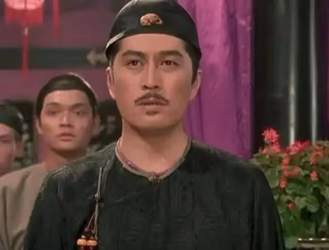 演員林威鄉下喂豬，穿拖鞋挺大肚腩，拎水桶四處晃悠宛如農村大叔