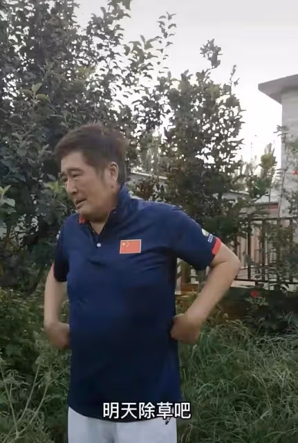 演員林威鄉下喂豬，穿拖鞋挺大肚腩，拎水桶四處晃悠宛如農村大叔