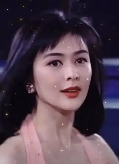 59歲關之琳素顏現身餐廳，臉色蠟黃撞臉蔡明，穿百元衣樸素似路人