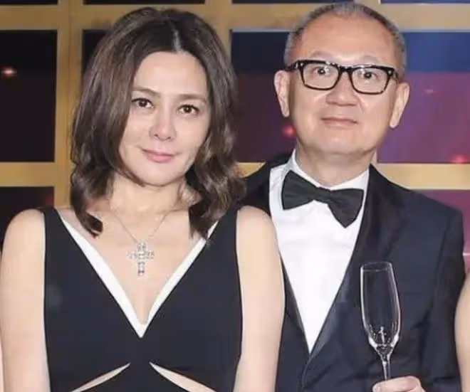 59歲關之琳素顏現身餐廳，臉色蠟黃撞臉蔡明，穿百元衣樸素似路人