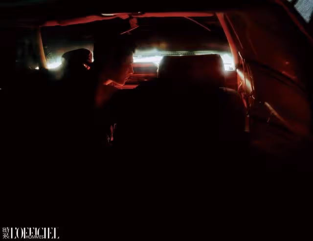 楊洋登《時裝男士》金九刊封面,紅與黑沉穩高級,男友力又蘇又欲