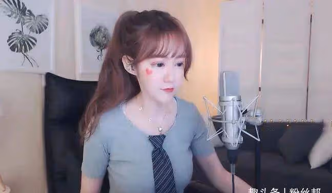 曾累計花400萬拍寫真，YY星妹妹衣服不保守，被封禁3天處罰停播