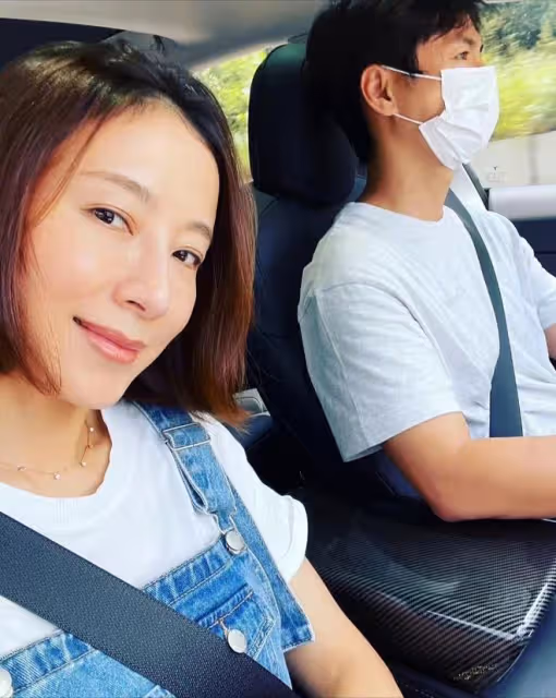 43歲楊怡生日罕露面，皮膚白皙狀態好，與老公肩挨肩笑容甜蜜