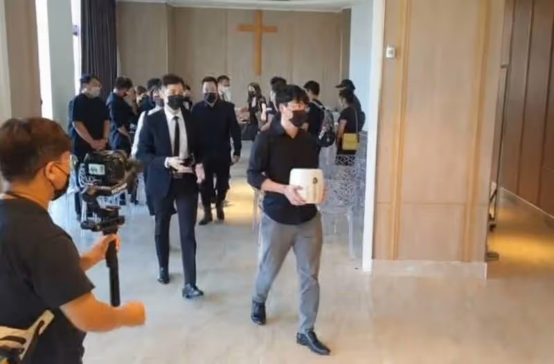 靈堂上看見余苑綺!命理師曝「她激動擁抱孩子」向余天夫婦喊話 墓園門口「豬哥亮親自迎接」:來得太早了