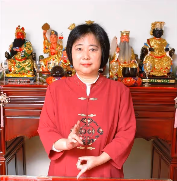 靈堂上看見余苑綺!命理師曝「她激動擁抱孩子」向余天夫婦喊話 墓園門口「豬哥亮親自迎接」:來得太早了