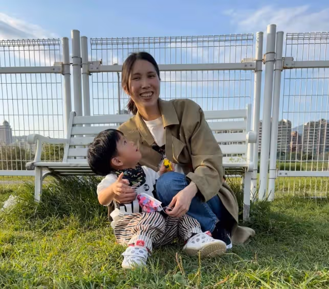 靈堂上看見余苑綺!命理師曝「她激動擁抱孩子」向余天夫婦喊話 墓園門口「豬哥亮親自迎接」:來得太早了