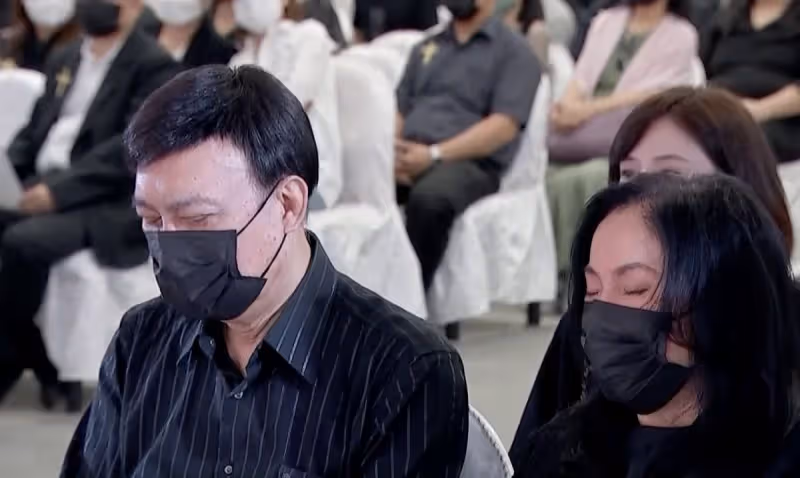 靈堂上看見余苑綺!命理師曝「她激動擁抱孩子」向余天夫婦喊話 墓園門口「豬哥亮親自迎接」:來得太早了