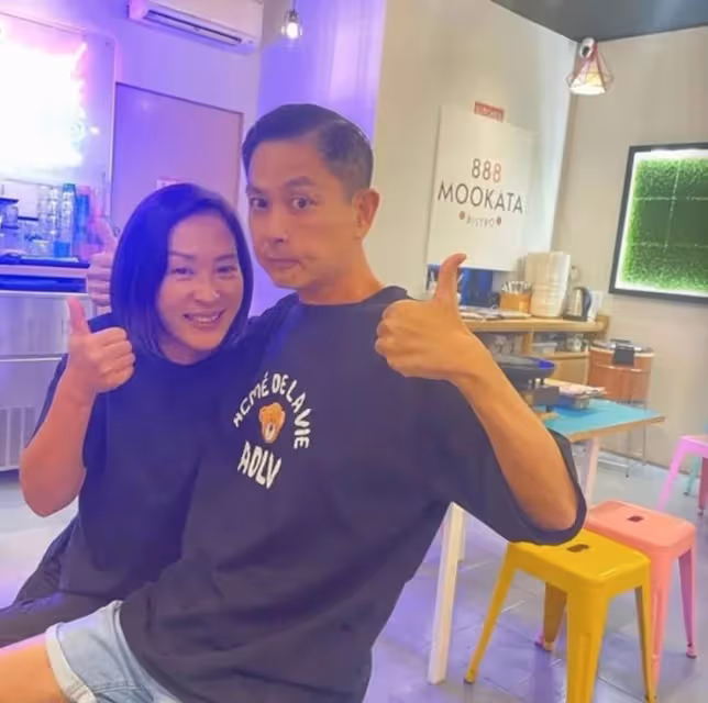 55歲黎美嫻現身新加坡,與拍檔周初明敘舊,兩人28年未見毫不生疏