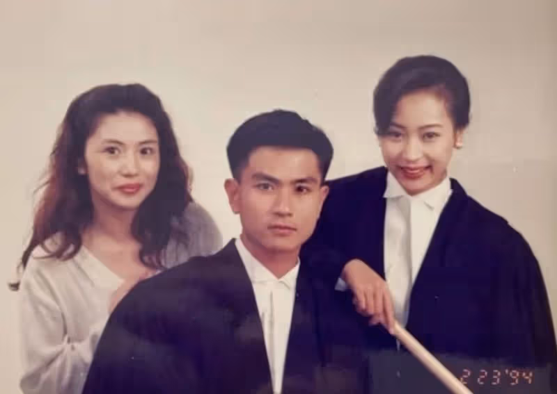 55歲黎美嫻現身新加坡,與拍檔周初明敘舊,兩人28年未見毫不生疏