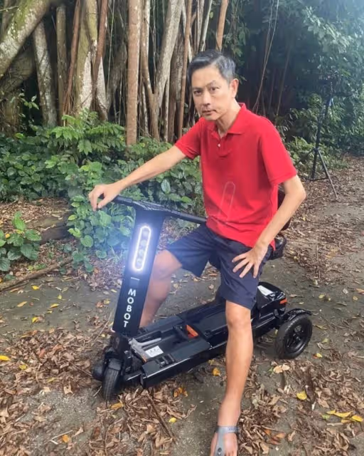 55歲黎美嫻現身新加坡,與拍檔周初明敘舊,兩人28年未見毫不生疏