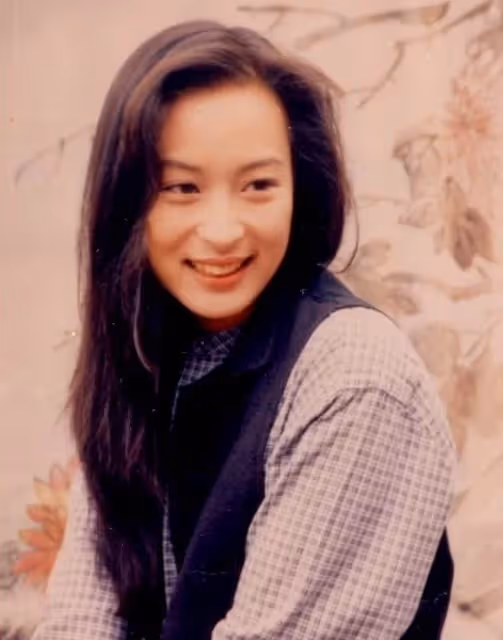 55歲黎美嫻現身新加坡,與拍檔周初明敘舊,兩人28年未見毫不生疏