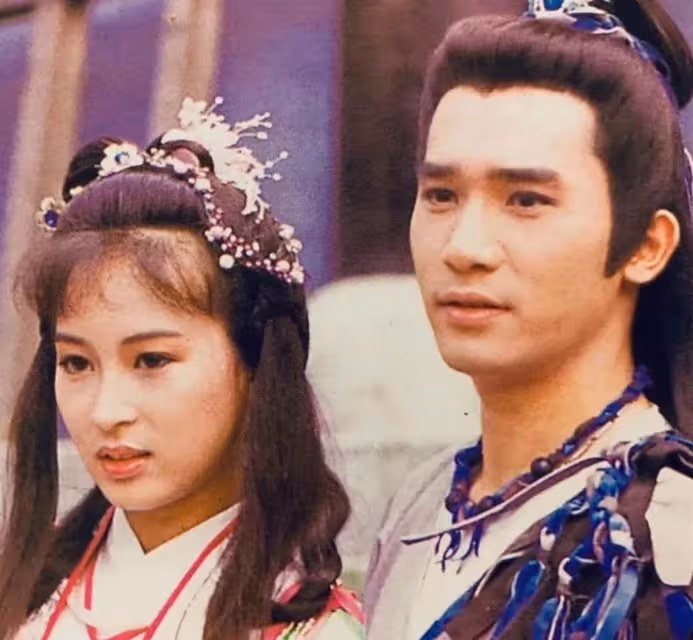 55歲黎美嫻現身新加坡,與拍檔周初明敘舊,兩人28年未見毫不生疏