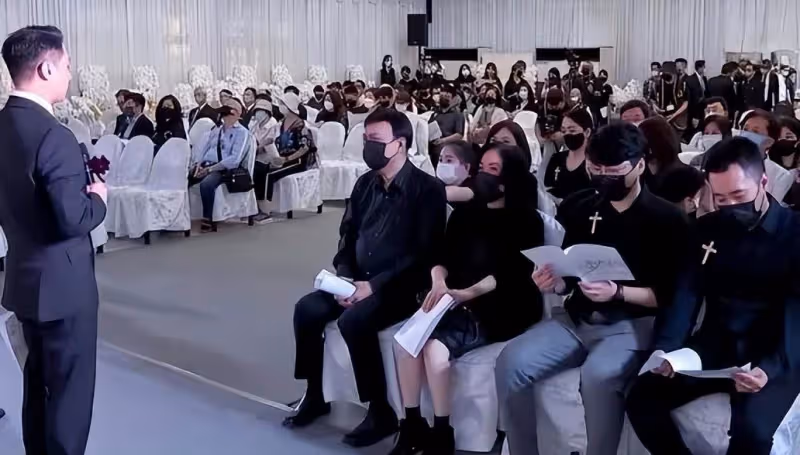 余苑綺追悼會曝光,其老公罕露面深情告別妻子,余天夫婦哭到虛脫,全網心痛:白髮人送黑髮人真的好難過