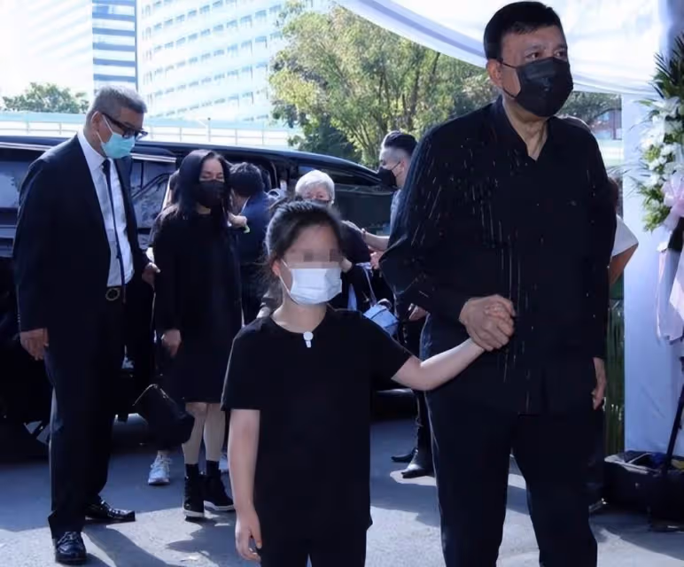 余苑綺追悼會曝光,其老公罕露面深情告別妻子,余天夫婦哭到虛脫,全網心痛:白髮人送黑髮人真的好難過