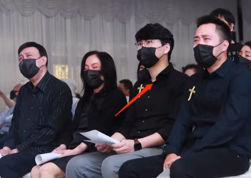 余苑綺追悼會曝光,其老公罕露面深情告別妻子,余天夫婦哭到虛脫,全網心痛:白髮人送黑髮人真的好難過