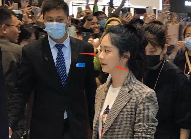 譚松韻線下生圖流出,無濾鏡無打光下的她,很童顏但也有明顯缺點