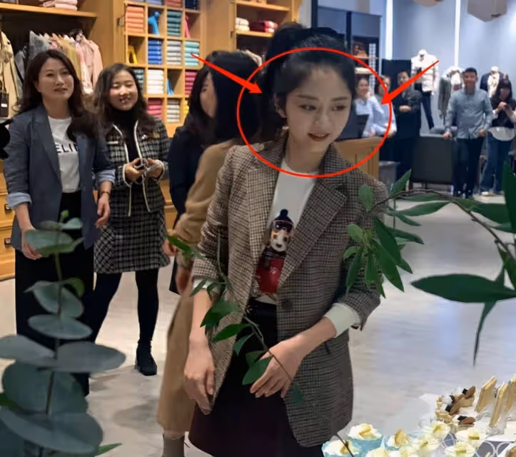 譚松韻線下生圖流出,無濾鏡無打光下的她,很童顏但也有明顯缺點