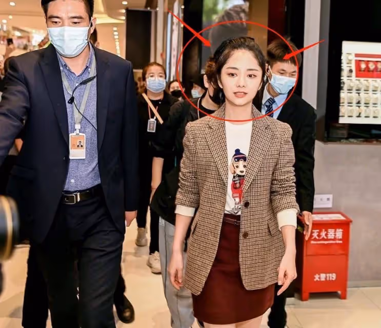 譚松韻線下生圖流出,無濾鏡無打光下的她,很童顏但也有明顯缺點