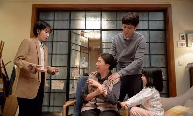 家產只留男生,父母有兩間房全給弟弟,媽媽脫口一句話,她心碎怒喊:離婚我要睡大馬路上嗎
