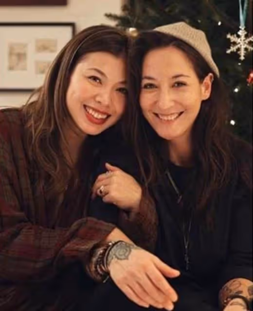 王敏德為名模妻子慶祝生日!貼面合影恩愛十足,27歲女兒氣質出眾