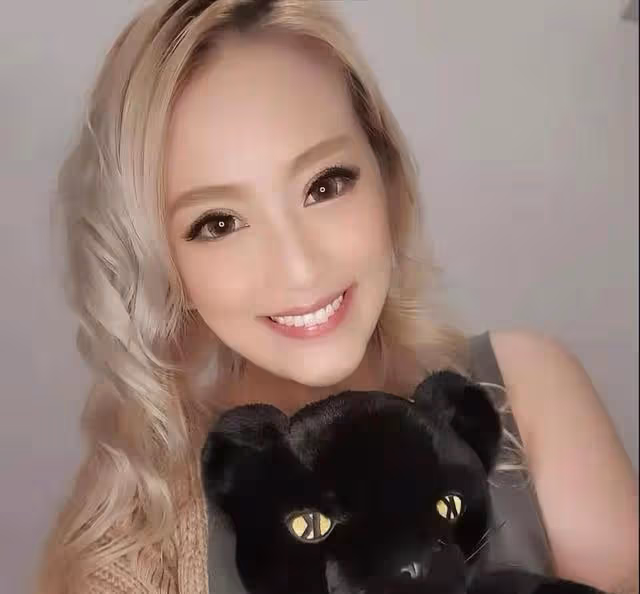 香港知名女星被曝迎來新戀情!與殘疾富商約會,全程笑臉相迎