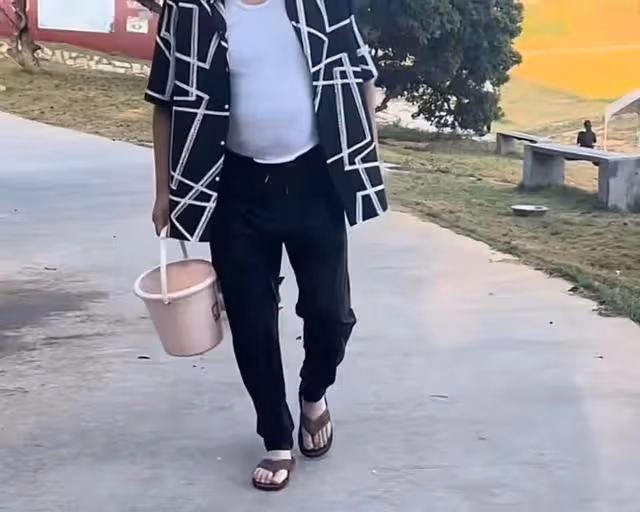 67歲知名港星近況曝光!定居河北穿人字拖喂豬,面部鬆弛肚腩突出